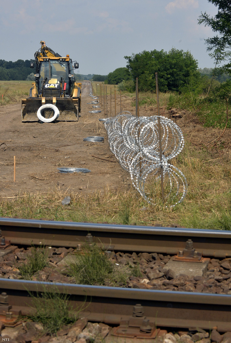 Felszerelt szögesdrótkerítés egy szakasza az ideiglenes határzár kelebiai szakaszán előtérben a Budapest -Szabadka vasútvonal vágányai 2015. augusztus 5-én.