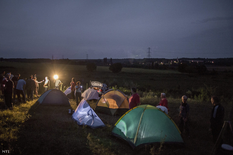 Martonfán sátrakat állítottak a helyiek a tervezett menekülttábor helyére