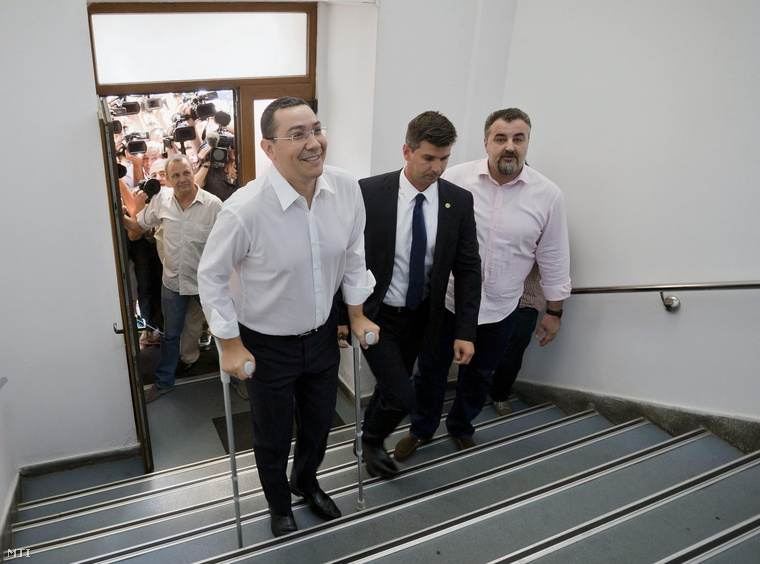 Victor Ponta román miniszterelnök (b) aki ellen okirat-hamisítás pénzmosás és adócsalásban való bűnsegédlet gyanújával bűnvádi eljárást inditott a vádhatóság érkezik a román Nemzeti Korrupcióellenes Igazgatóságra (DNA) Bukarestben 2015. július 13-án