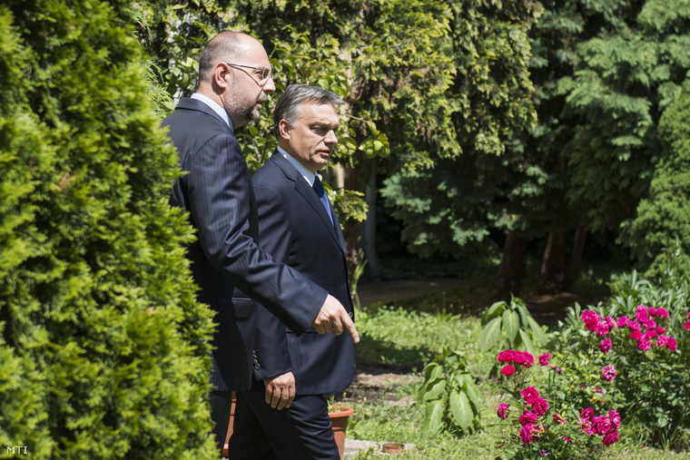 Orbán Viktor miniszterelnök és Kelemen Hunor a Romániai Magyar Demokrata Szövetség (RMDSZ) elnöke a román kormány miniszterelnök-helyettese Szatmárnémetiben a püspöki palota parkjában 2014. május 22-én.