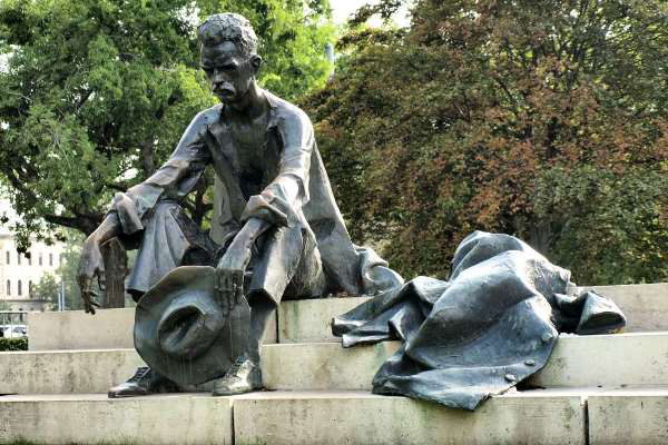 Jozsef Attila szobra