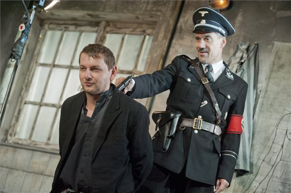 Fesztbaum Béla és Mihályfi Balázs a Pesti Színház Az álomkommandó c. előadásában