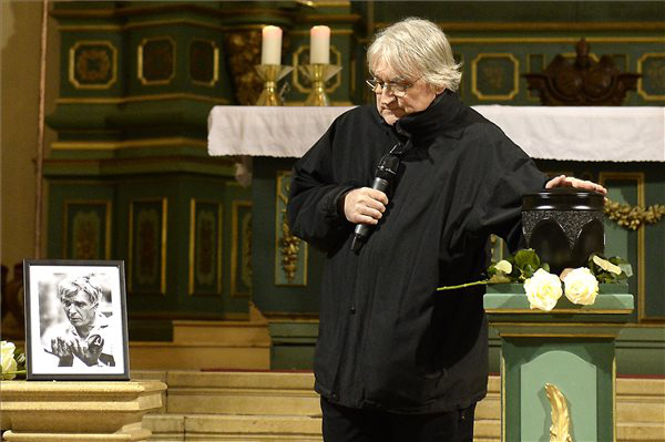 Koltai Lajos operatőr Maár Gyula filmrendező hamvainak megszentelésén 2014. január 10-én