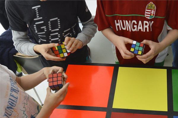 Gyerekek Rubik-kockákkal játszanak a Design Terminálban