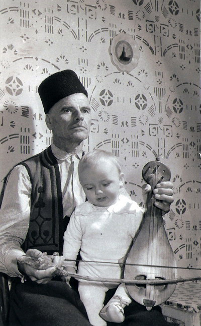 Nikola Parov apja ölében