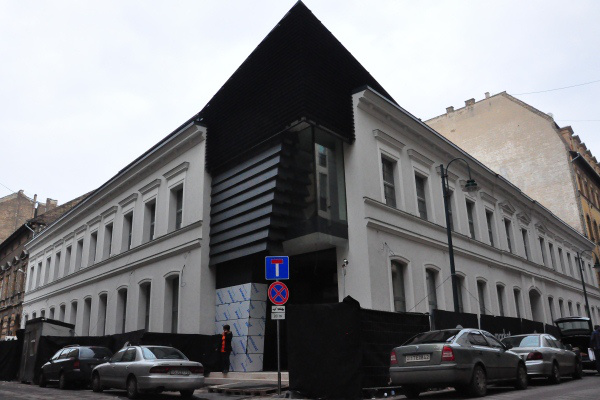A cím: Mátyás utca 6 - Bejárás a Budapest Music Center épületében 2013. január 13-án