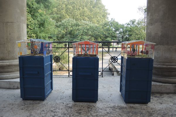 Az Új Múzeum Méheknek három kaptárja, rajta a kiállítótérrel