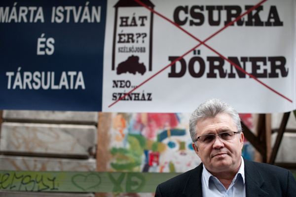 Demonstráció Új Színház új vezetőinek kinevezése ellen