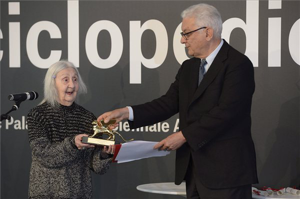 Marisa Merz életműdíjat vesz át Paolo Barattától, a Velencei Biennále elnökétől