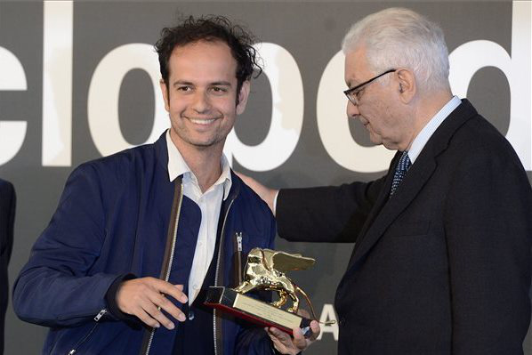A brit Tino Sehgal átveszi a legjobb művésznek járó díjat Paolo Barattától, a Velencei Biennále elnökétől