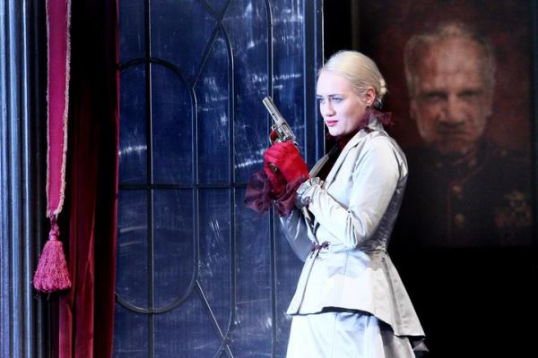 Petrik Andrea a Hedda gabler c. előadásban