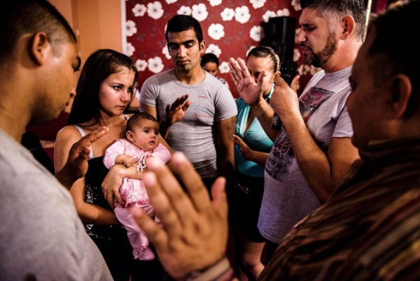 Stiller Ákos: Lakatos Lara keresztelője az uszkai szabadkeresztény egyházban