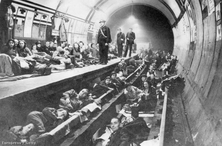 A londoniak a metróalagútban húzták meg magukat a bombázások idején