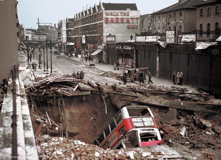 Egy korai színes fotó Londonról, a bombázások után