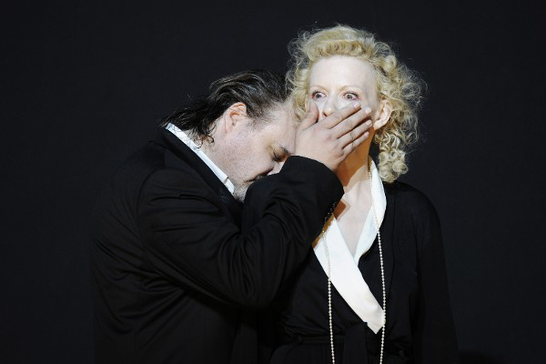 Phaedra - Paulus Manker (Theseus), Sunnyi Melles (Phädra) (Burgtheater - fotó: Tania Dorendorf)