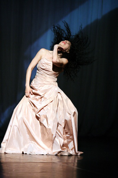 Sweet Mambo - Tanztheater Wuppertal (táncos: Aida Vainieri, fotó: Kaufmann)