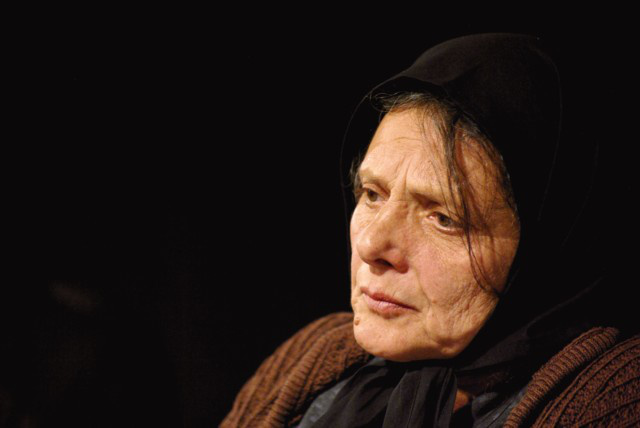 Nehéz - Lázár Kati (Bárka Színház, fotó: Garamvári Gábor)
