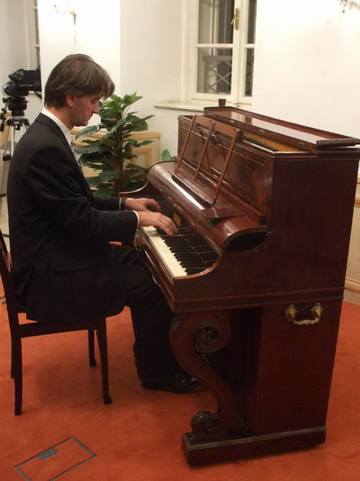 Szilasi Alex és a Pleyel pianínó