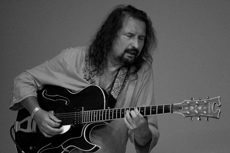Gadó Gábor gitáros