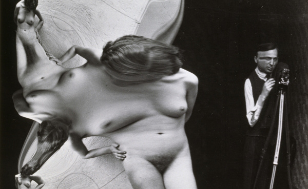 André Kertész - Magyar Nemzeti Múzeum (Torzulás n° 41, 1933)A kép csak részlete az eredetinek.