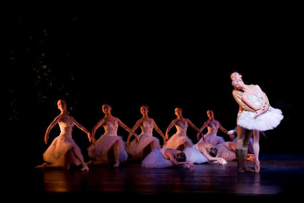 Singapore Dance Theatre - A hattyúk tava