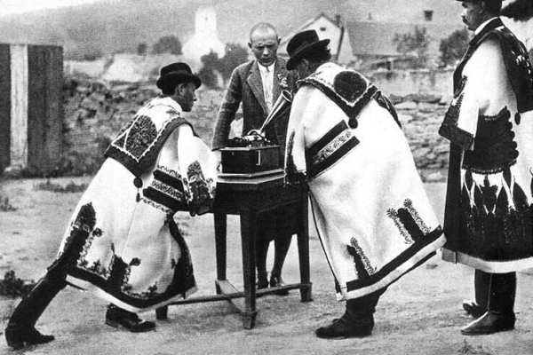 Lajtha László lemezt gyűjt