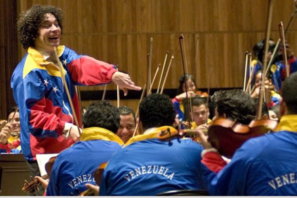 Gustavo Dudamel a Simón Bolívar ifjúsági zenekar élén