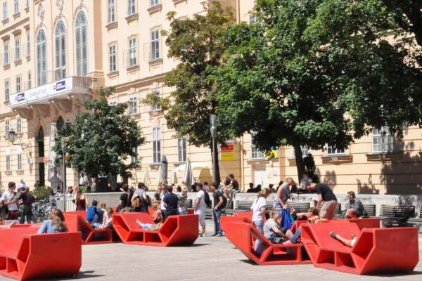 Életkép a bécsi Museumsquartierről