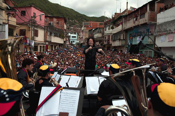 Gustavo Dudamel az El Sistema zenekarát vezényli Venezuelában