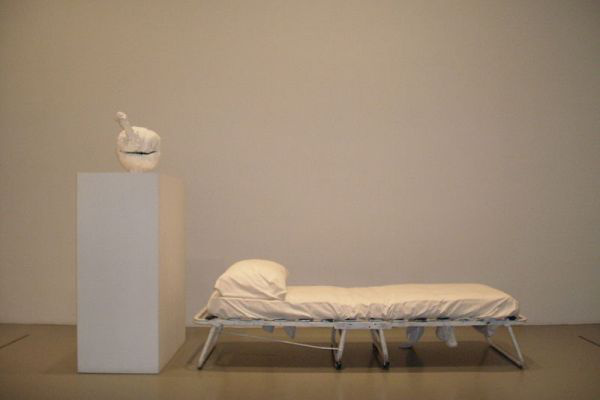 Franz West: Lemur Head (1994) - forrás: Wikipédia