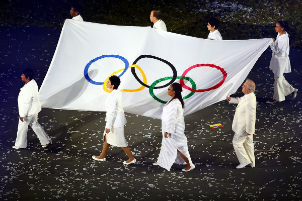 Daniel Barenboim az olimpiai zászlóval