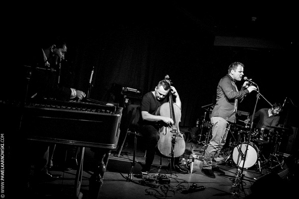 Grzegorz Karnas Trio (Grzegorz Karnas - ének, Adam Oleś - cselló, Sebastian Frankiewicz - dob) feat. Lukács Miklós (cimbalom) - Fotó: Pawel Karnowski