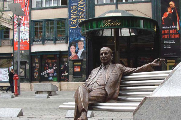 Kálmán Imre szobra a Budapesti Operettszínház előtt