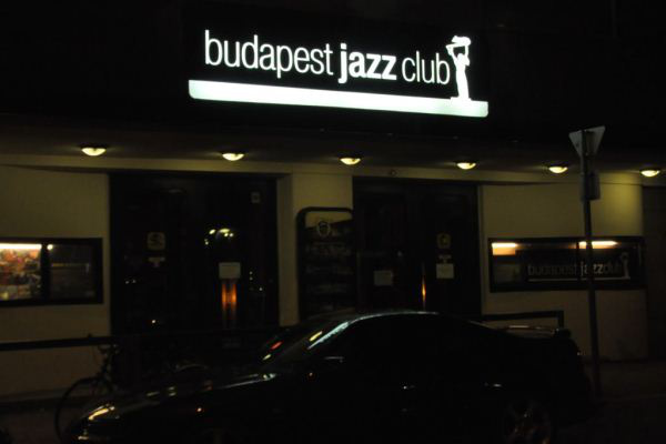A Budapest Jazz Club Hollán Ernő utcai portálja éjjel