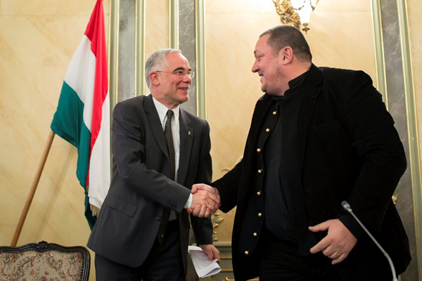 Balog Zoltán gratulál a Nemzeti Színház élére frissen kinevezett Vidnyánszky Attilának