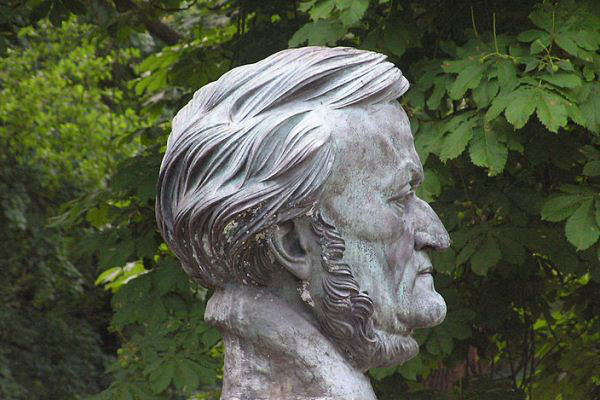 Richard Wagner büsztje a bayreuth-i Festspielhaus kertjében