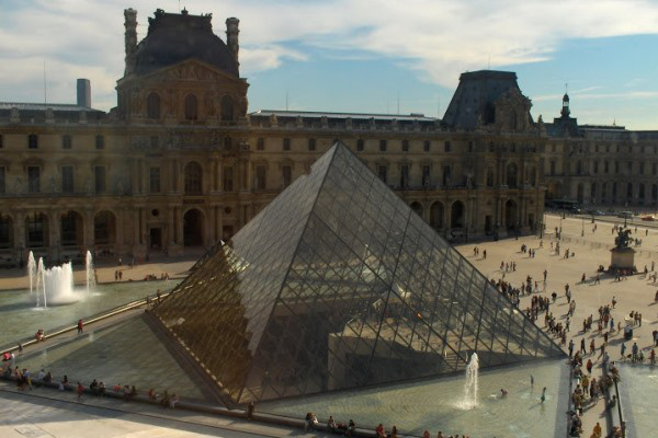 A Louvre piramisa