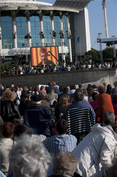 A Bajor Gizi parkban az érdeklődők kivetítőn nézik a búcsúgálát
