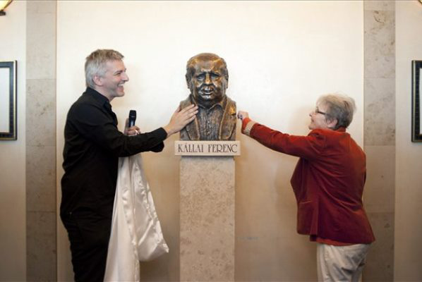 Alföldi Róbert és Törőcsik Mari felavatják Kállai Ferenc mellszobrát a Nemzeti Színházban