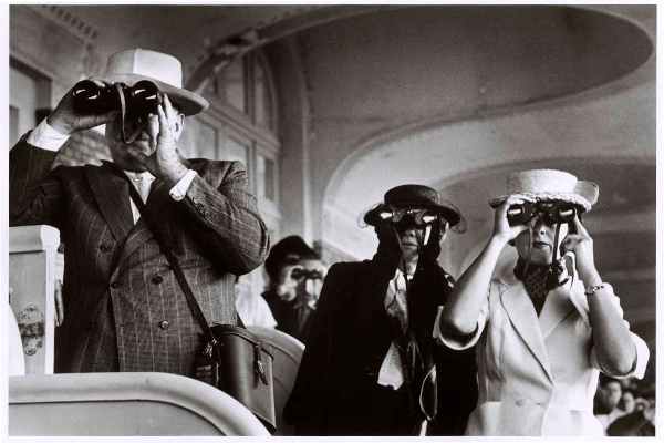 Lóversenyen, Deauville, Franciaország, 1951. augusztus. Robert Capa felvétele© International Center of Photography, New York–Magyar Nemzeti Múzeum gyűjteménye