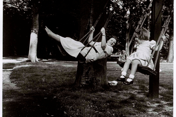 Juliana királynő Maryke lányával, Soestdijk Palace, Hollandia, 1951. Robert Capa felvétele© International Center of Photography, New York—Magyar Nemzeti Múzeum gyűjteménye