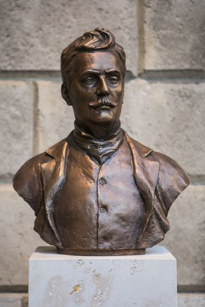 Puccini szobra a MAgyar Állami Operaház előtt