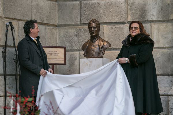Ókovács Szilveszter és Marton Éva Puccini szobrának lelepletésén