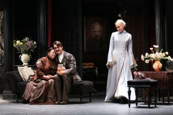 Csomós Mari, Adorjáni Bálint és Petrik Andrea a Hedda Gabler c. előadásban