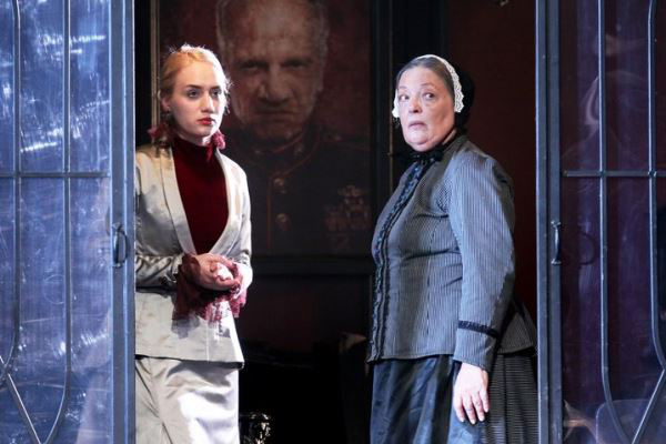 Petrik Andrea és Martin Márta a Hedda Gabler c. előadásban