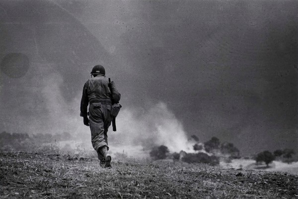 Amerikai katonai járőr Troina közelében, 1943. augusztus 4-5. Robert Capa felvétele © International Center of Photography, Magnum–Magyar Nemzeti Múzeum gyűjteménye