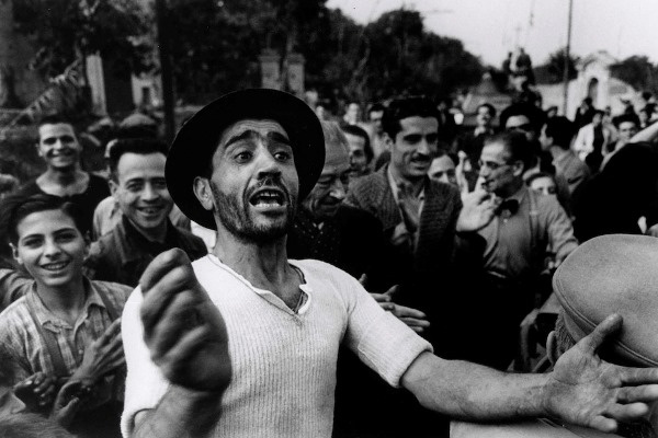 Az amerikai csapatok üdvözlése. Monreale, 1943. július 23. Robert Capa felvétele © International Center of Photography, Magnum–Magyar Nemzeti Múzeum gyűjteménye