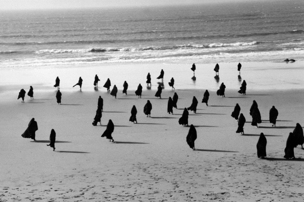 Elragadtatás (Rapture, 1999) filmrészlet - Copyright Shirin Neshat - A művész és a Gladstone Gallery (New York, Brüsszel) engedélyével