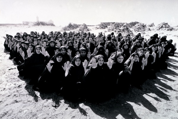 Elragadtatás (Rapture, 1999) filmrészlet - Copyright Shirin Neshat - A művész és a Gladstone Gallery (New York, Brüsszel) engedélyével