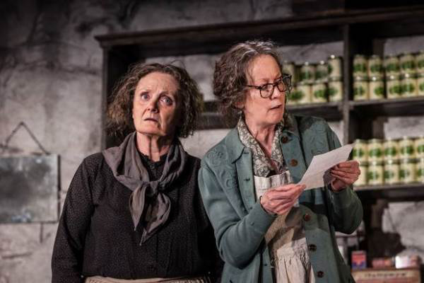 Gillian Hanna és Ingrid Craigie A kripliben